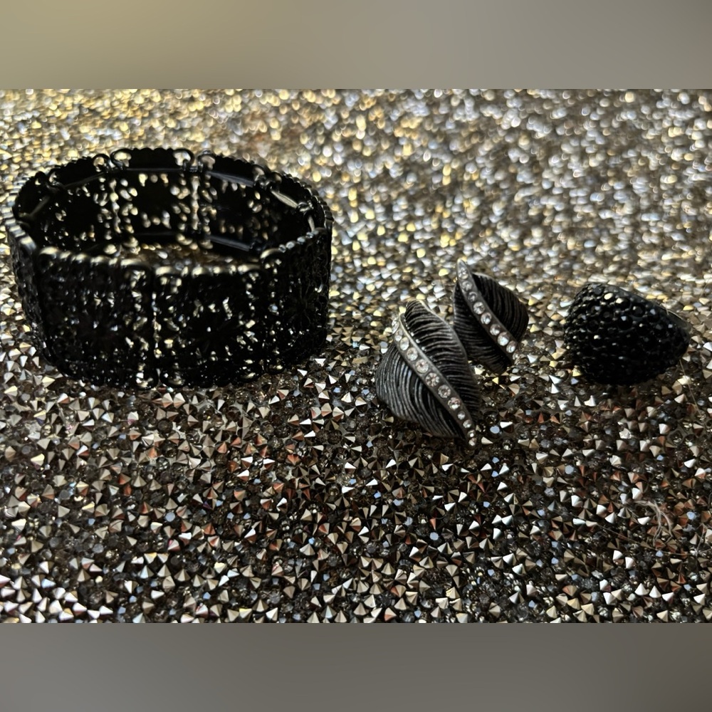 3 Pieces of Fashion Jewelry LOT | Black Bracelet | 2 Rings |
Metallic /Black |